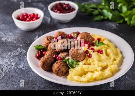 Polpette svedesi fatte in casa con salsa alla crema e prezzemolo, focusa selettiva Foto Stock