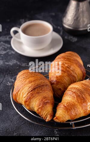 Colazione con caffè e croissant, scelta selettiva Foto Stock