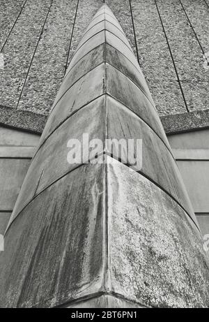 Architettura Brutalista astratta dettaglio di un ponte con Pebbledash Texture Foto Stock