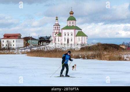 Pittoresca vista invernale della Chiesa di Sant'Elia il Profeta durante il festival Maslenitsa a Suzdal. Maslenitsa è un religioso e un hit folk slavi orientali Foto Stock