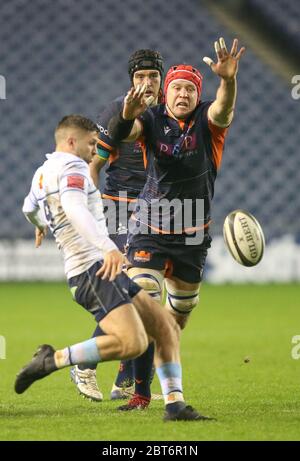 EDIMBURGO , SCOZIA - Febbraio 28 : Grant Gilchrist di Edinburgh Rugby carica in avanti per fare un blocco di Lloyd Williams di Cardiff Blues box kic Foto Stock