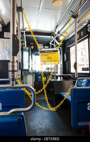 L'ingresso anteriore degli autobus MTA ha bloccato la sicurezza del conducente durante la crisi Covid-19, 2020, New York, USA Foto Stock