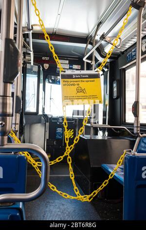 L'ingresso anteriore degli autobus MTA ha bloccato la sicurezza del conducente durante la crisi Covid-19, 2020, New York, USA Foto Stock