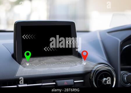 I dispositivi GPS all'interno dell'auto vengono utilizzati per fornire indicazioni stradali per la destinazione desiderata. Foto Stock