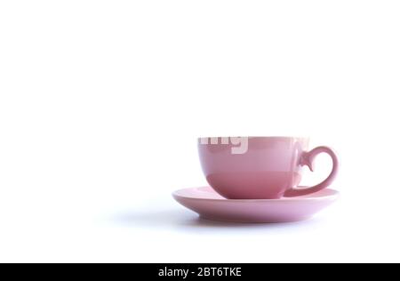 Tazza di tè in porcellana rosa su sfondo bianco. Scheda, poster, modello. Festeggiamenti, anniversari, concetto di compleanno. Banner, menu di simulazione, poster Foto Stock