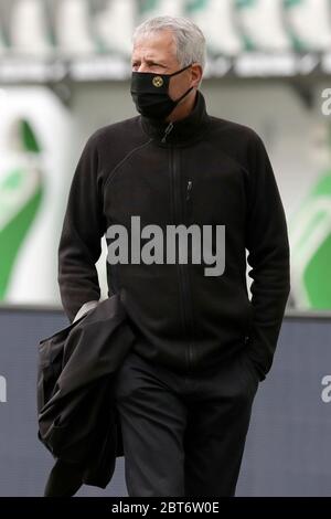 Wolfsburg, Germania. 23 maggio 2020. Calcio: Bundesliga, VfL Wolfsburg - Borussia Dortmund, 27° incontro nella Volkswagen Arena. Il pullman di Dortmund Lucien Favre passa la panchina con una maschera facciale. Credito: Michael Sohn/AP-Pool/dpa - da utilizzare solo in conformità con il contratto/dpa/Alamy Live News Foto Stock