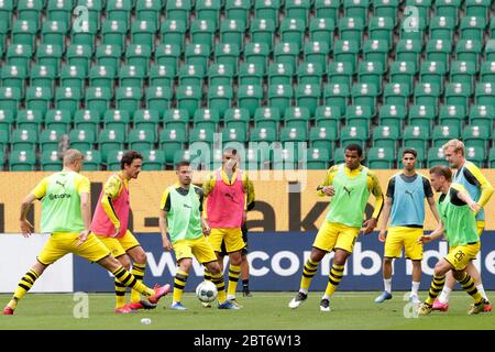 Wolfsburg, Germania. 23 maggio 2020. Calcio: Bundesliga, VfL Wolfsburg - Borussia Dortmund, 27° incontro nella Volkswagen Arena. I giocatori di Dortmund si riscaldano. Credito: Michael Sohn/AP-Pool/dpa - da utilizzare solo in conformità con il contratto/dpa/Alamy Live News Foto Stock