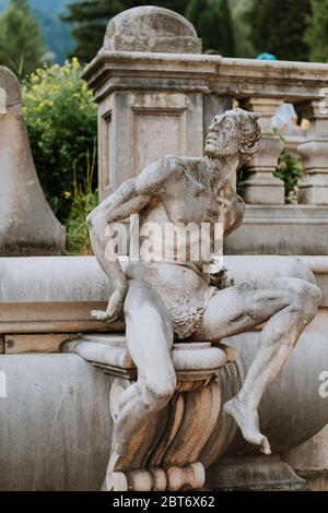 Statua nel giardino del Castello di Peles, Sinaia, Romania. Scopri il concetto Romania. Foto Stock