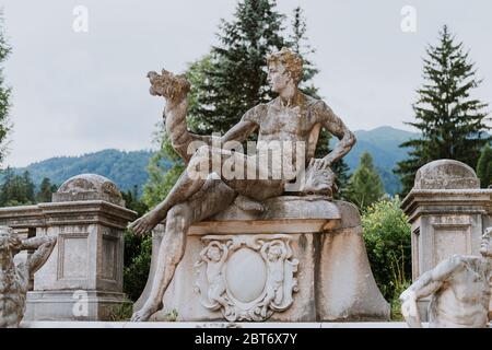 Statua nel giardino del Castello di Peles, Sinaia, Romania. Scopri il concetto Romania. Foto Stock