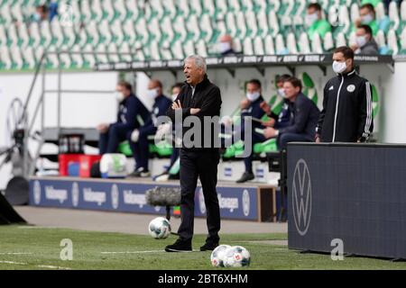 Wolfsburg, Germania. 23 maggio 2020. Calcio: Bundesliga, VfL Wolfsburg - Borussia Dortmund, 27° incontro nella Volkswagen Arena. Il pullman di Dortmund Lucien Favre è a margine. Credito: Michael Sohn/AP-Pool/dpa - da utilizzare solo in conformità con il contratto/dpa/Alamy Live News Foto Stock