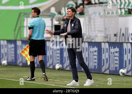 Wolfsburg, Germania. 23 maggio 2020. Calcio: Bundesliga, VfL Wolfsburg - Borussia Dortmund, 27° incontro nella Volkswagen Arena. Il coach di Wolfsburg Oliver Glasner si attiva sui margini. Credito: Michael Sohn/AP-Pool/dpa - da utilizzare solo in conformità con il contratto/dpa/Alamy Live News Foto Stock