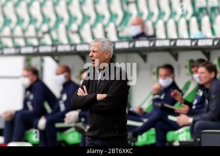 Wolfsburg, Germania. 23 maggio 2020. Calcio: Bundesliga, VfL Wolfsburg - Borussia Dortmund, 27° incontro nella Volkswagen Arena. Il pullman di Dortmund Lucien Favre è a margine. Credito: Michael Sohn/AP-Pool/dpa - da utilizzare solo in conformità con il contratto/dpa/Alamy Live News Foto Stock