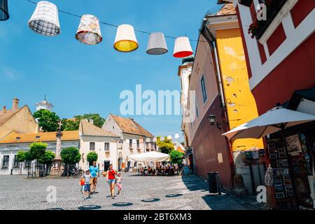 Szentendre, Ungheria - 26 Giugno 2019 : Via della piazza principale della città vecchia Foto Stock