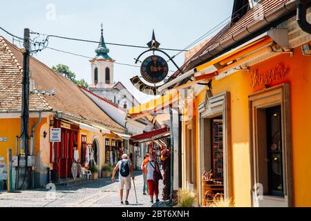 Szentendre, Ungheria - 26 Giugno 2019 : strada medievale dello shopping della città vecchia Foto Stock