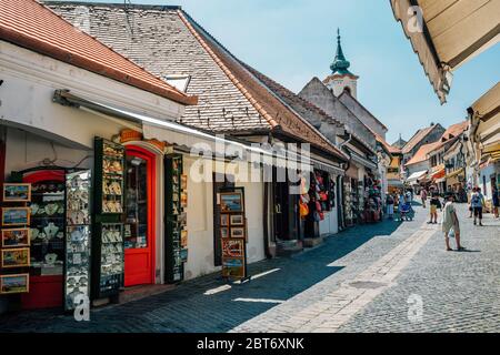 Szentendre, Ungheria - 26 Giugno 2019 : strada medievale dello shopping della città vecchia Foto Stock