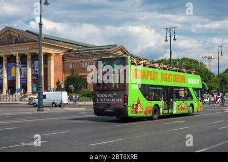 Autobus turistico in Piazza degli Eroi a Budapest, Ungheria Foto Stock