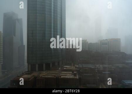 Pioggia intensa e tempesta di tuoni in città | skyline di Abu Dhabi e centro città | World Trade Center e The Mall Foto Stock