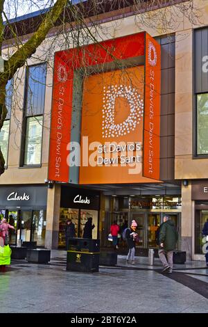 L'imponente entrata di Queen Street al centro commerciale al coperto St Davids Dewi Sant. (Dewi Sant essendo San Davide in lingua gallese). Il più grande centro di Foto Stock