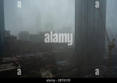 Pioggia intensa e tempesta di tuoni in città | skyline di Abu Dhabi e centro città | World Trade Center e The Mall Foto Stock