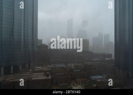 Pioggia intensa e tempesta di tuoni in città | skyline di Abu Dhabi e centro città | World Trade Center e The Mall Foto Stock