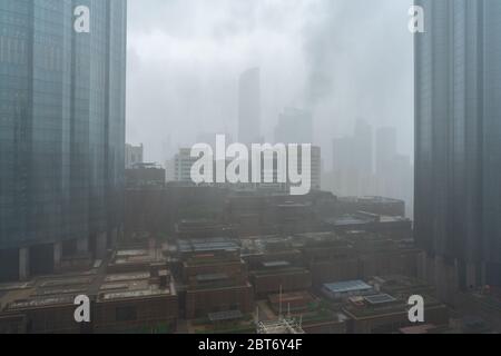 Pioggia intensa e tempesta di tuoni in città | skyline di Abu Dhabi e centro città | World Trade Center e The Mall Foto Stock