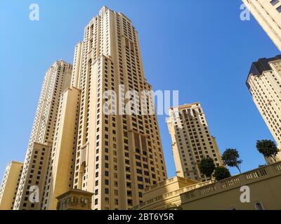 JBR, Jumeirah Beach Resort, una nuova attrazione turistica area con negozi, ristoranti e grattacieli residenziali in Dubai Emirati Arabi Uniti Foto Stock