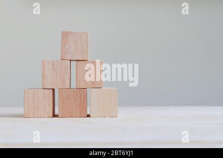 Cubo di legno disposto in tre strati con spazio di copia sulla destra. Foto Stock