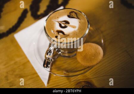 Calde tonalità marroni di un caffè cubano servito con un Biscotto nel famoso quartiere Little Havana di Miami Foto Stock