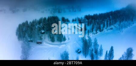 GRANO, SVEZIA 08 FEBBRAIO 2020: Vista aerea al nido d’uccello in alto nella tettoia dell’albero, case di grano Beckasin, luogo turistico sulle rive del bello Foto Stock