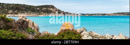 rocce sull'isola di maddalena, vicino alla sardegna con bellissima baia, acqua blu e piante e fiori, si può raggiungere l'isola con il traghetto dalla palce di sardegna palau Foto Stock