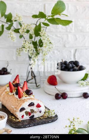 Meringa con frutti di pralina al pistacchio fresco e panna montata e crema di formaggio a cagliata. Dessert estivo Foto Stock