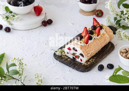 Meringa con frutti di pralina al pistacchio fresco e panna montata e crema di formaggio a cagliata. Dessert estivo Foto Stock