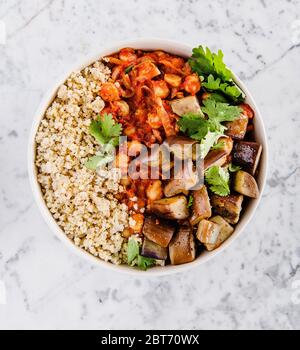 Recipiente di grano sano con ceci, melanzane e miglio Foto Stock