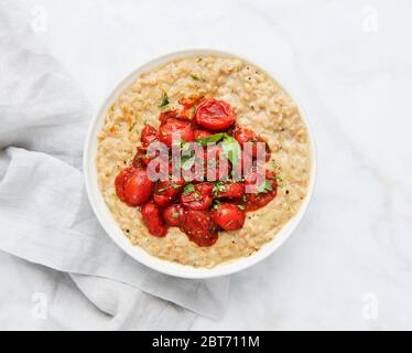 risotto cremoso con pomodori arrostiti e basilico Foto Stock