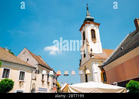 Piazza principale della città vecchia e la chiesa di Blagovestenska a Szentendre, Ungheria Foto Stock