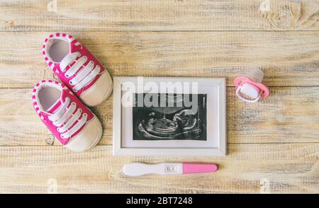 Immagine a ultrasuoni della fotografia e degli accessori di un bambino. Fuoco selettivo. Bambino. Foto Stock