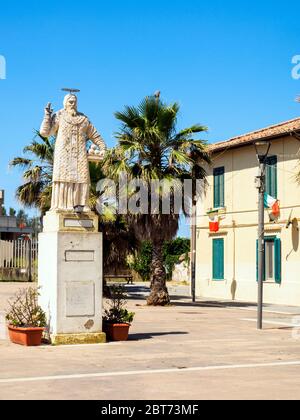 Statua di San Nicola di Bari (san Nicola di Bari) protettore dei pescatori nel piccolo borgo di pescatori chiamato Borghetto dei pescatori di Ostia Lido - Roma, Italia Foto Stock