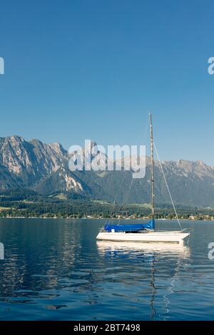 lago con yacht e montagne paesaggio. Paesaggio montano a Interlaken, Svizzera. Foto Stock