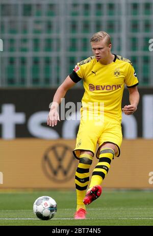 Wolfsburg, Germania. 23 maggio 2020. Calcio: Bundesliga, VfL Wolfsburg - Borussia Dortmund, 27° incontro nella Volkswagen Arena. Erling Haaland di Dortmund in azione. Credito: Michael Sohn/AP-Pool/dpa - da utilizzare solo in conformità con il contratto/dpa/Alamy Live News Foto Stock