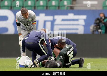 Wolfsburg, Germania. 23 maggio 2020. Calcio: Bundesliga, VfL Wolfsburg - Borussia Dortmund, 27° incontro nella Volkswagen Arena. Jerome Roussillon di Wolfsburg è in cura dopo il suo ferimento. Credito: Michael Sohn/AP-Pool/dpa - da utilizzare solo in conformità con il contratto/dpa/Alamy Live News Foto Stock