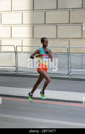 Birhane Dibaba, Etiopia, 2017 campionato mondiale IAAF - maratona femminile, Londra, Regno Unito Foto Stock