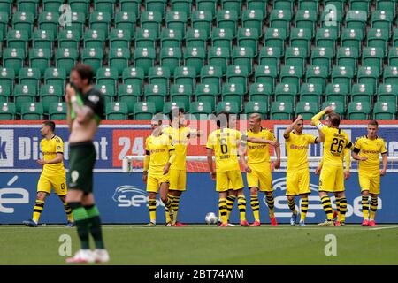 Wolfsburg, Germania. 23 maggio 2020. Calcio: Bundesliga, VfL Wolfsburg - Borussia Dortmund, 27° incontro nella Volkswagen Arena. I giocatori di Dortmund si acclamano dopo che Raphael Guerreiro (l, n° 13) ha segnato il gol per renderlo 0-1. Credito: Michael Sohn/AP-Pool/dpa - da utilizzare solo in conformità con il contratto/dpa/Alamy Live News Foto Stock