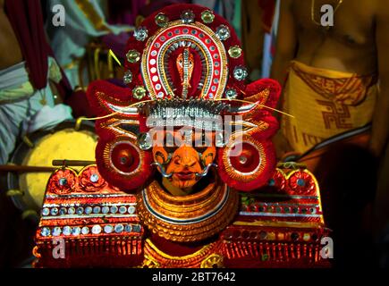 Nagakaali Theyyam | Ritual Art Form of Kerala, Thirra or Theyyam thira è una danza rituale eseguita in 'Kaavu' (boschetto)& templi del Kerala, India Foto Stock