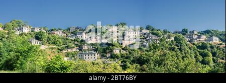 Vista del villaggio di Monodendri, zona di Zagoria, regione dell'Epiro, Grecia nord-occidentale. Foto Stock