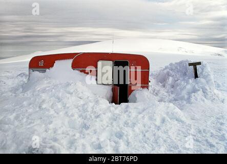 Casa mobile coperta di neve Foto Stock