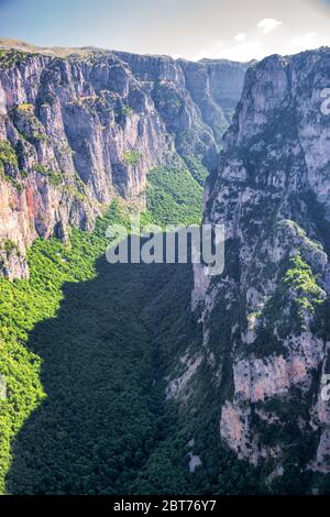 Vista della Gola di Vikos, una gola dei monti Pindo della Grecia settentrionale, situata sulle pendici meridionali del Monte Tymfi, Foto Stock