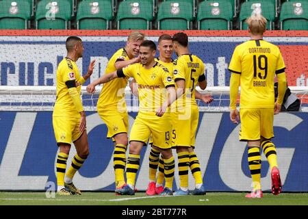 I giocatori di Dortmund si acclamano dopo che Raphael Guerreiro (al centro) ha segnato il gol per renderlo 0:1. Foto Stock