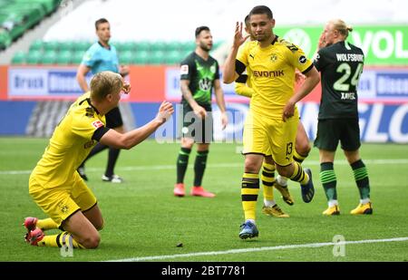 Raphael Guerreiro di Borussia Dortmund celebra il primo gol del suo fianco con Erling Haaland (a sinistra). Foto Stock