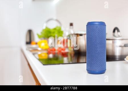 Innovazione, altoparlante wireless intelligente sul tavolo a casa sfondo sfocato Foto Stock