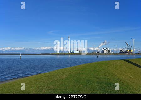 porto di eemshaven, paesi bassi - 2020-05-20: vista panoramica sul porto di eemshaven, sui generatori eolici e sulle centrali a carbone e biomassa Foto Stock